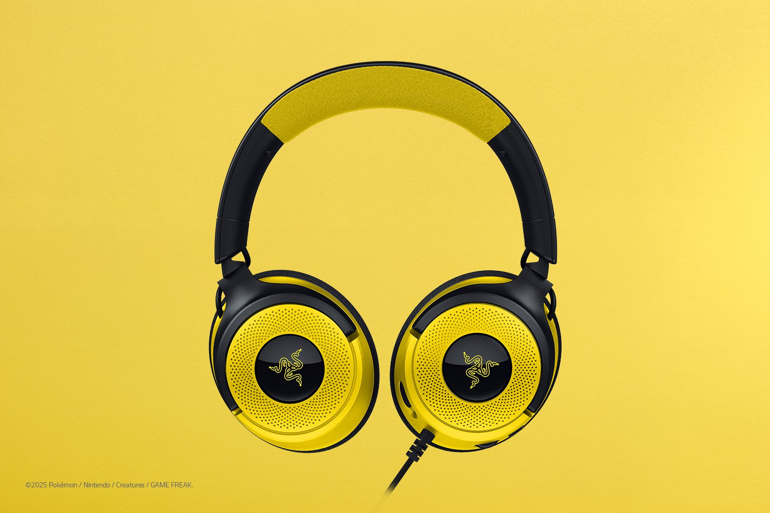 Auriculares Razer amarillos y negros con el logo Razer, sobre fondo amarillo. Se ve un cable negro.
