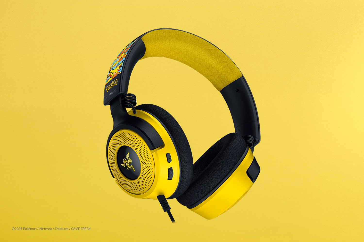 Auriculares Razer Pokémon amarillos y negros sobre fondo amarillo. La diadema tiene un cojín amarillo.