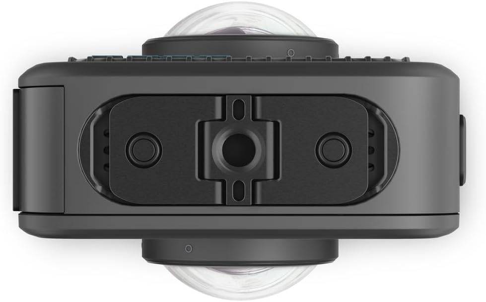 Una cámara negra de 360 grados. Tiene dos cúpulas transparentes y un cuerpo rectangular con botones y un panel central con un agujero.