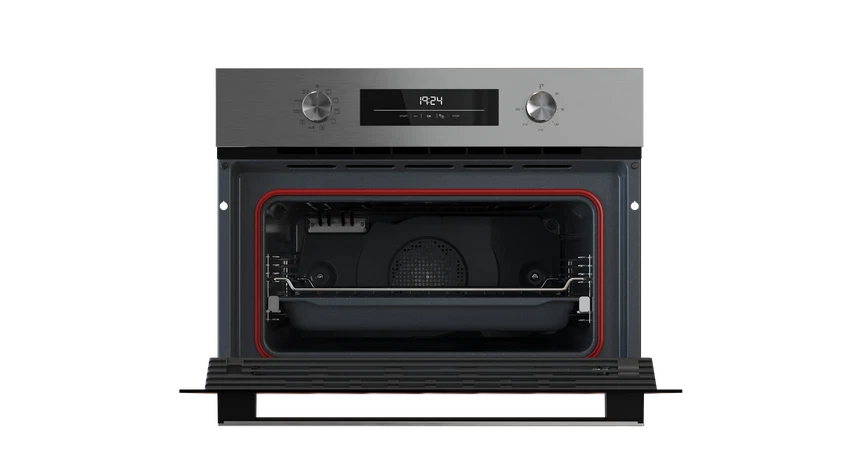 Horno abierto mostrando el interior con rejilla y bandeja. Controles arriba muestran la hora. Negro y plateado. Sello rojo alrededor de la puerta.