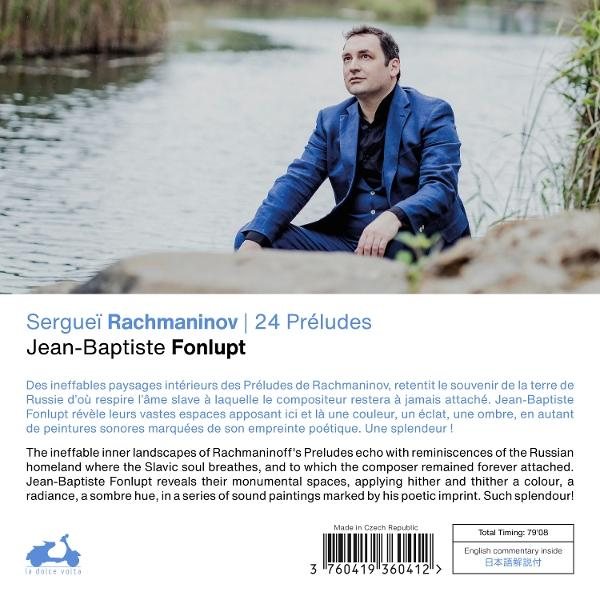 Mann in blauem Anzug sitzt am Wasser. Text: Rachmaninow, 24 Präludes, Jean-Baptiste Fonlupt. CD-Cover.