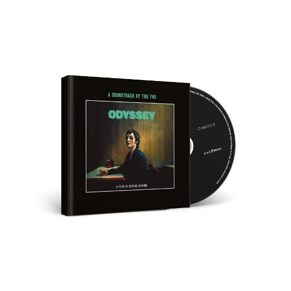 CD-Hülle und -Scheibe. Die Hülle zeigt eine Person an einem Tisch mit dem Text 'Odyssey'. Die Scheibe ist schwarz mit weißem Text. Weißer Hintergrund.