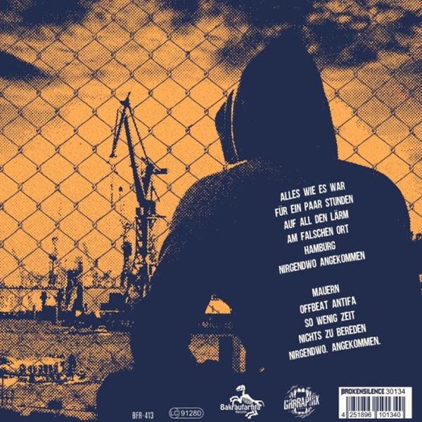 Poster mit Person im Hoodie, Text auf Deutsch. Hintergrund zeigt Zaun und Industriekrane. Farbschema ist orange und blau.
