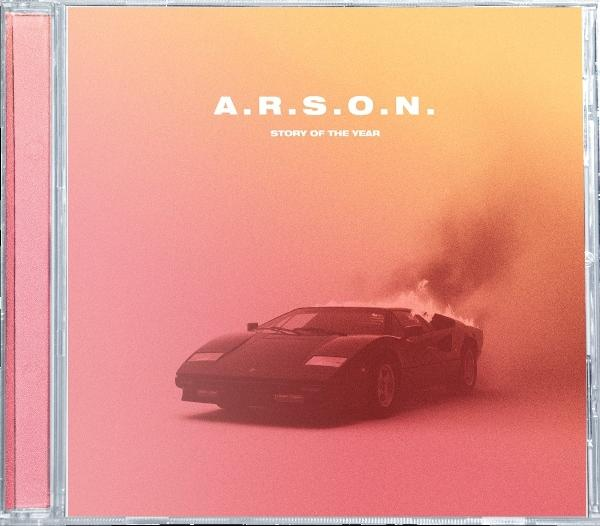 CD-Cover. Ein schwarzer Sportwagen brennt, Rauch steigt vor einem rosa-orangenen Hintergrund auf. Der Text lautet 'A.R.S.O.N.'