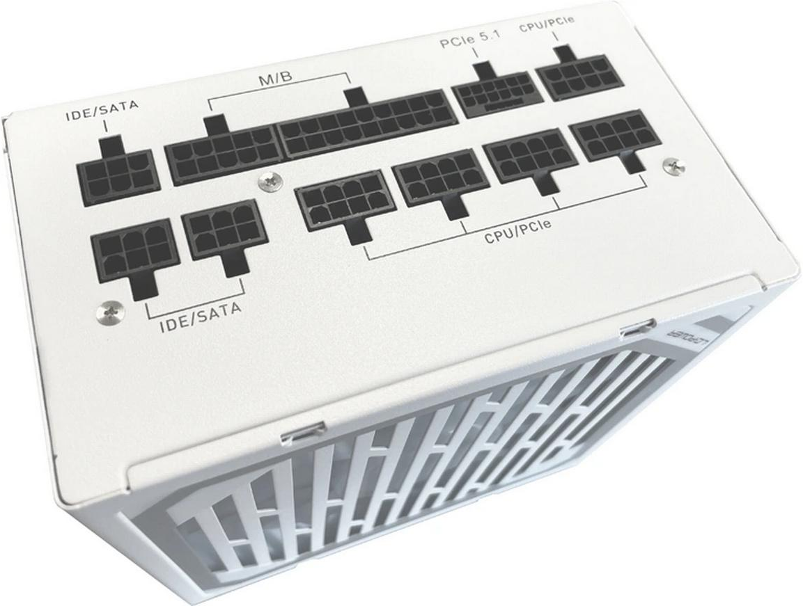 Ein weißes Computer-Netzteil. Es hat mehrere Anschlüsse mit der Bezeichnung IDE/SATA, M/B, PCIe 5.1 und CPU/PCIe. Der Boden hat ein Gitter.