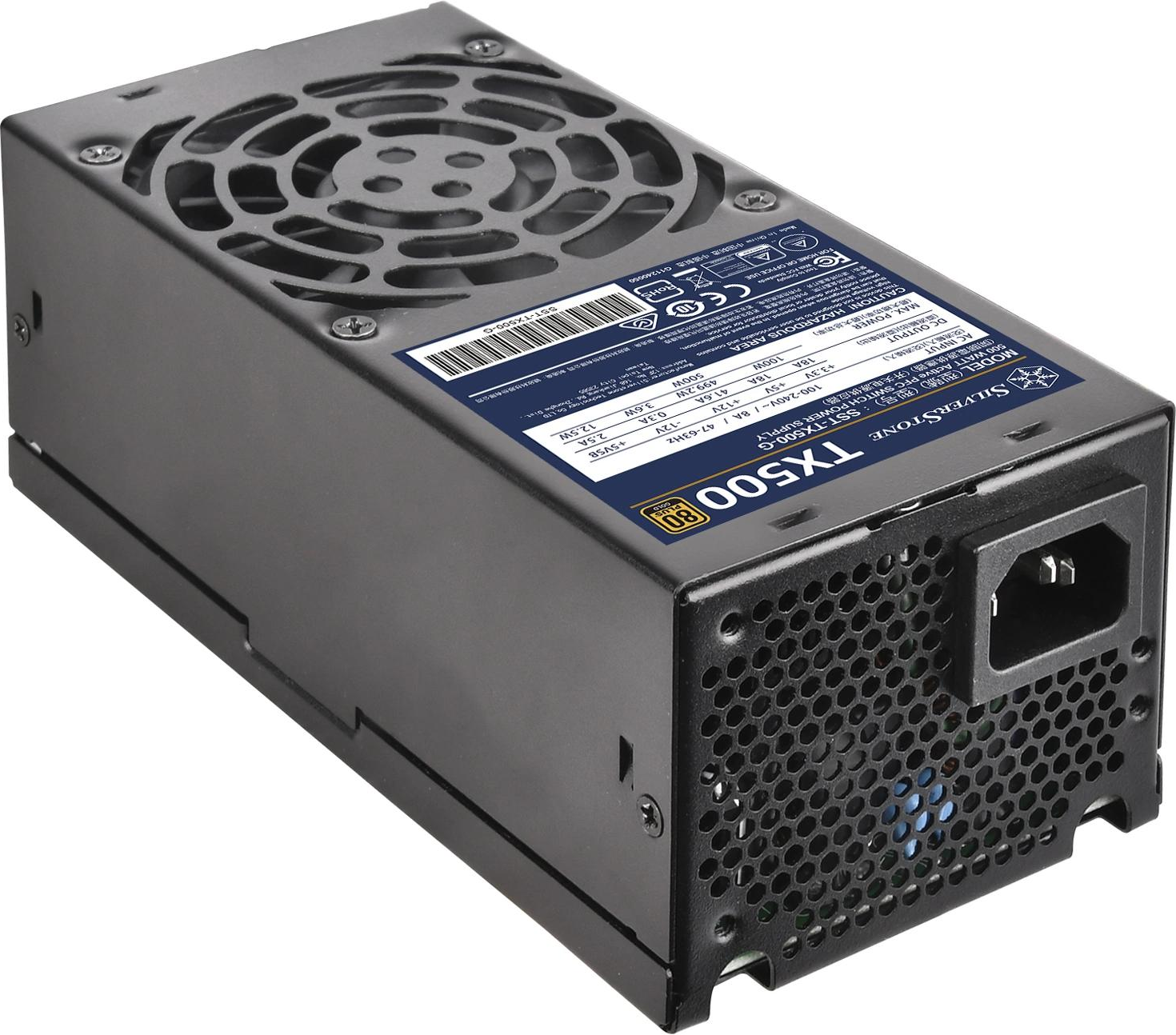 Un alimentatore Silverstone TX500 nero. Ha una ventola, un connettore di alimentazione ed etichette con specifiche.