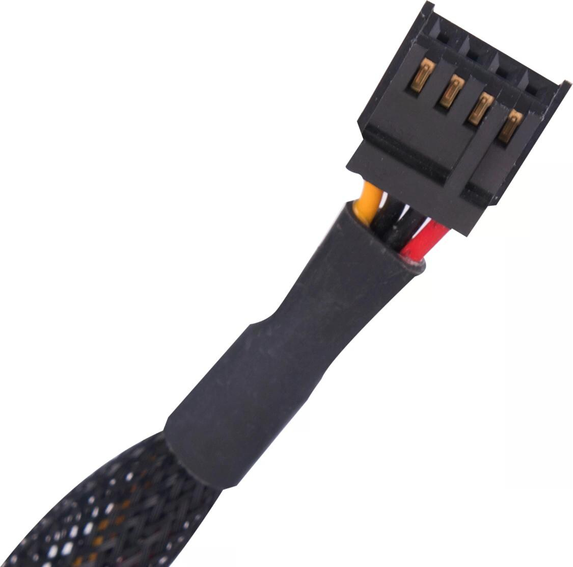 Un connettore per computer nero con più fili colorati (giallo, rosso, nero) su sfondo bianco.