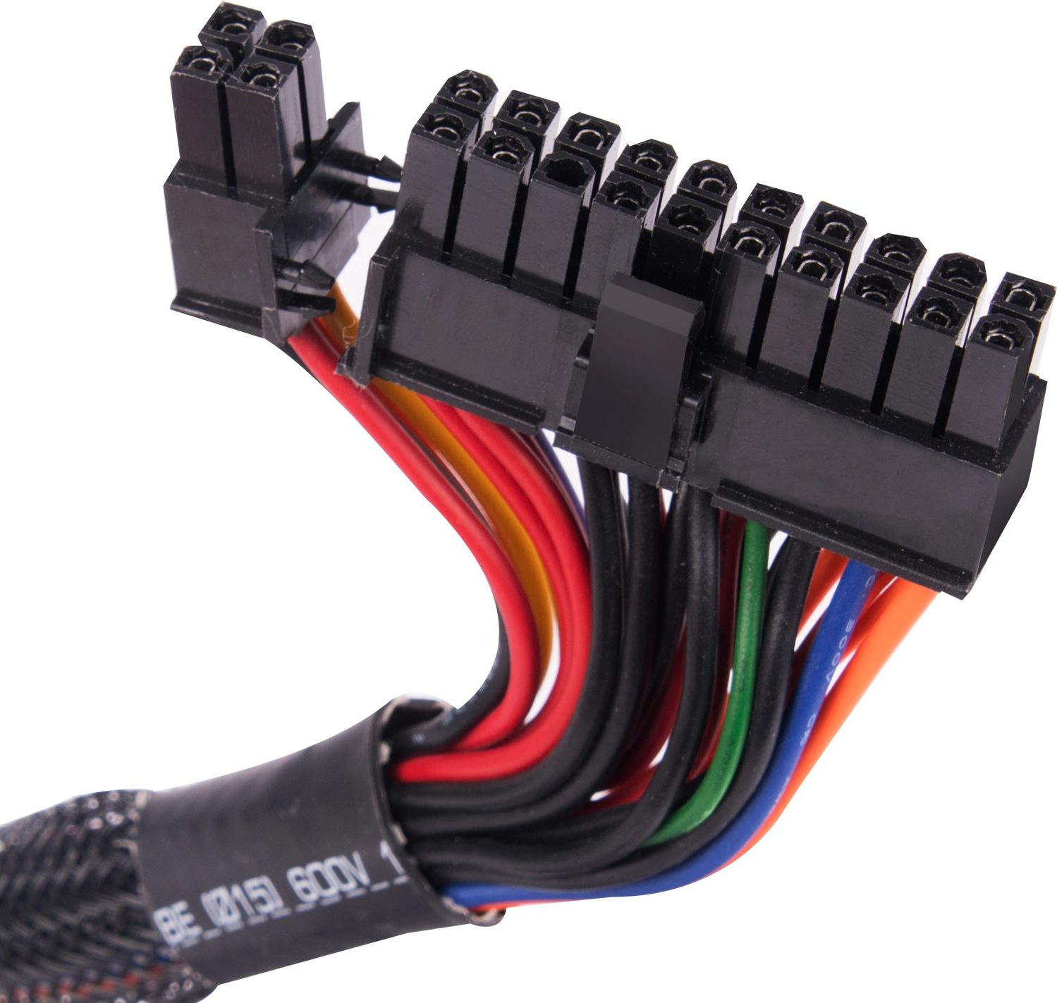 Primo piano di un connettore nero per alimentatore per computer con fili colorati. I fili includono rosso, nero, verde, blu e arancione.