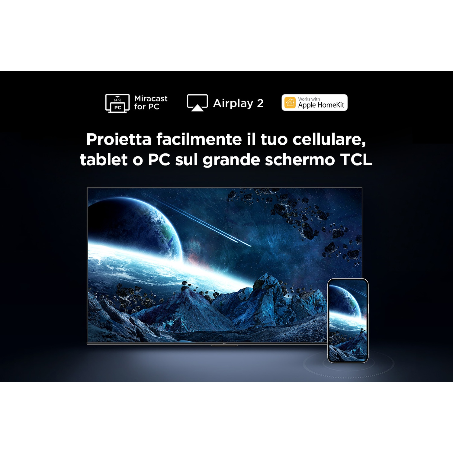 Un televisore TCL mostra una scena spaziale. Un telefono riflette il televisore. Testo: 'Proietta il tuo telefono, tablet o PC sullo schermo TCL.'