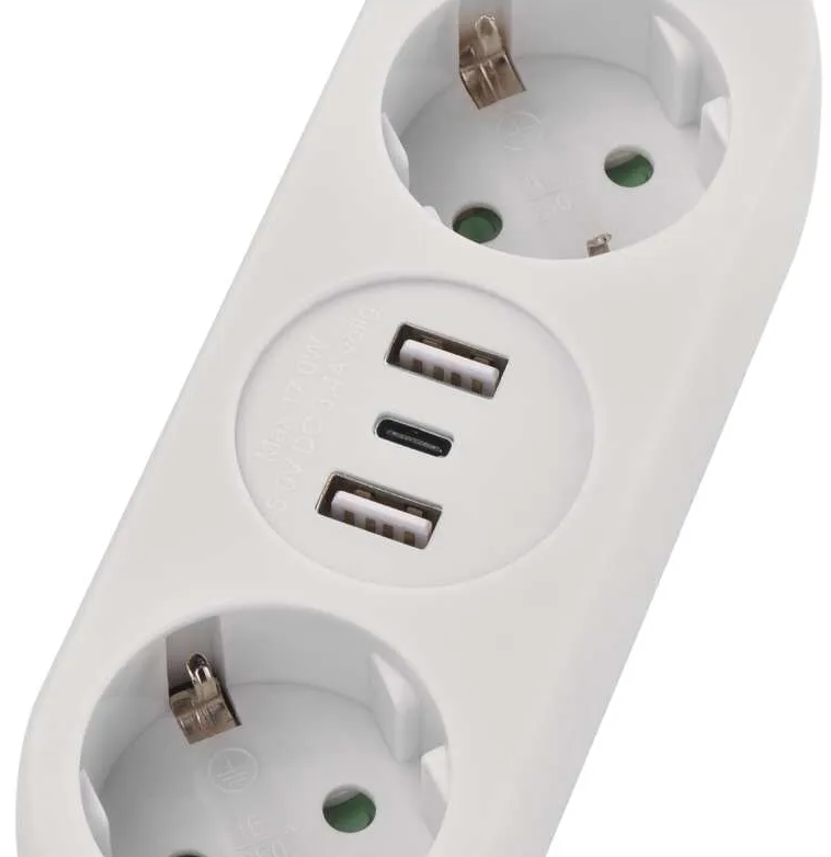 Fehér elosztó két aljzattal, két USB-porttal és egy USB-C porttal. Zöld pontok láthatók az aljzatok belsejében.