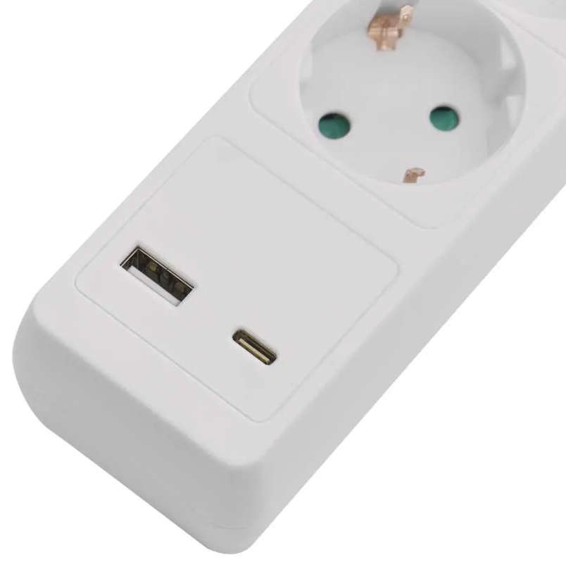 Fehér elosztó, USB-vel és konnektorokkal. Tartalmaz USB portot és USB-C portot.