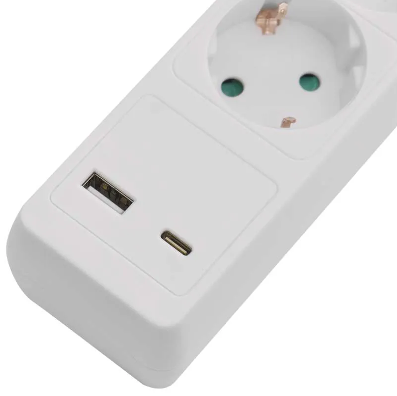 Közeli kép egy fehér elosztóról USB porttal és aljzattal. Az aljzatnak két lyuka és két fémcsapja van.