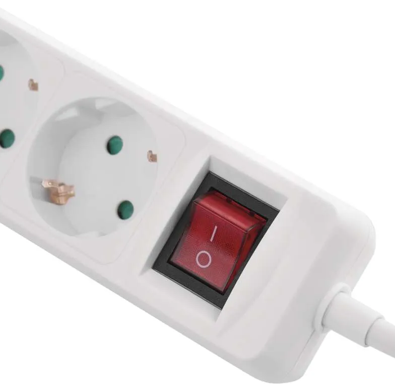 Fehér elosztó, három aljzattal és piros kapcsolóval. A kapcsoló bekapcsolt állapotban van. Fehér kábel látható.