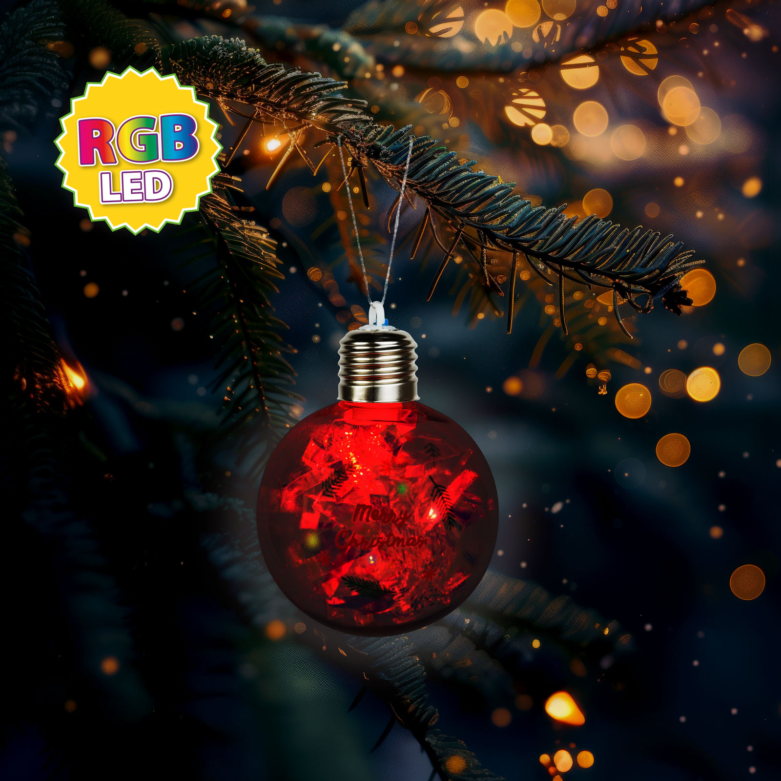 Egy piros karácsonyfadísz, rajta a 'Merry Christmas' felirattal, egy faágon lóg. Fények és bokeh a háttérben.