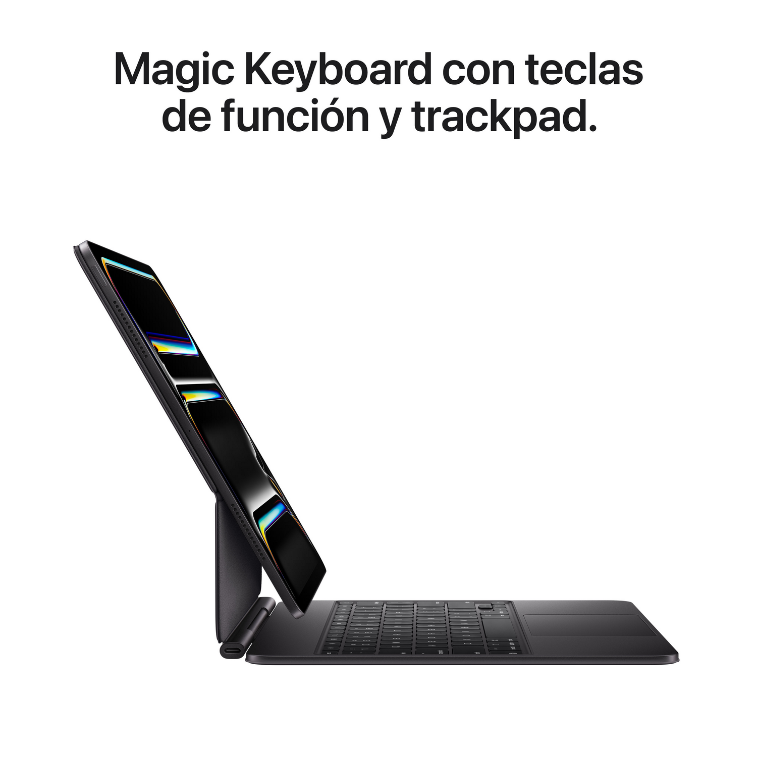 Un Magic Keyboard negro con pantalla inclinada y trackpad, sobre fondo blanco.