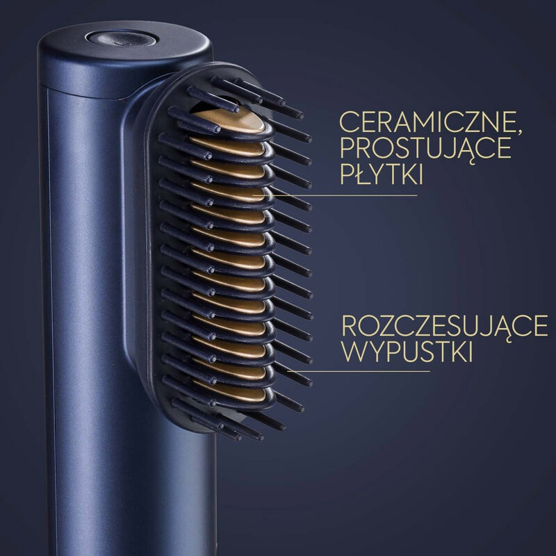 Zbliżenie niebieskiej szczotki do prostowania włosów. Ma czarne włosie i ceramiczne płytki. Tekst wskazuje na ceramikę i prostowanie.