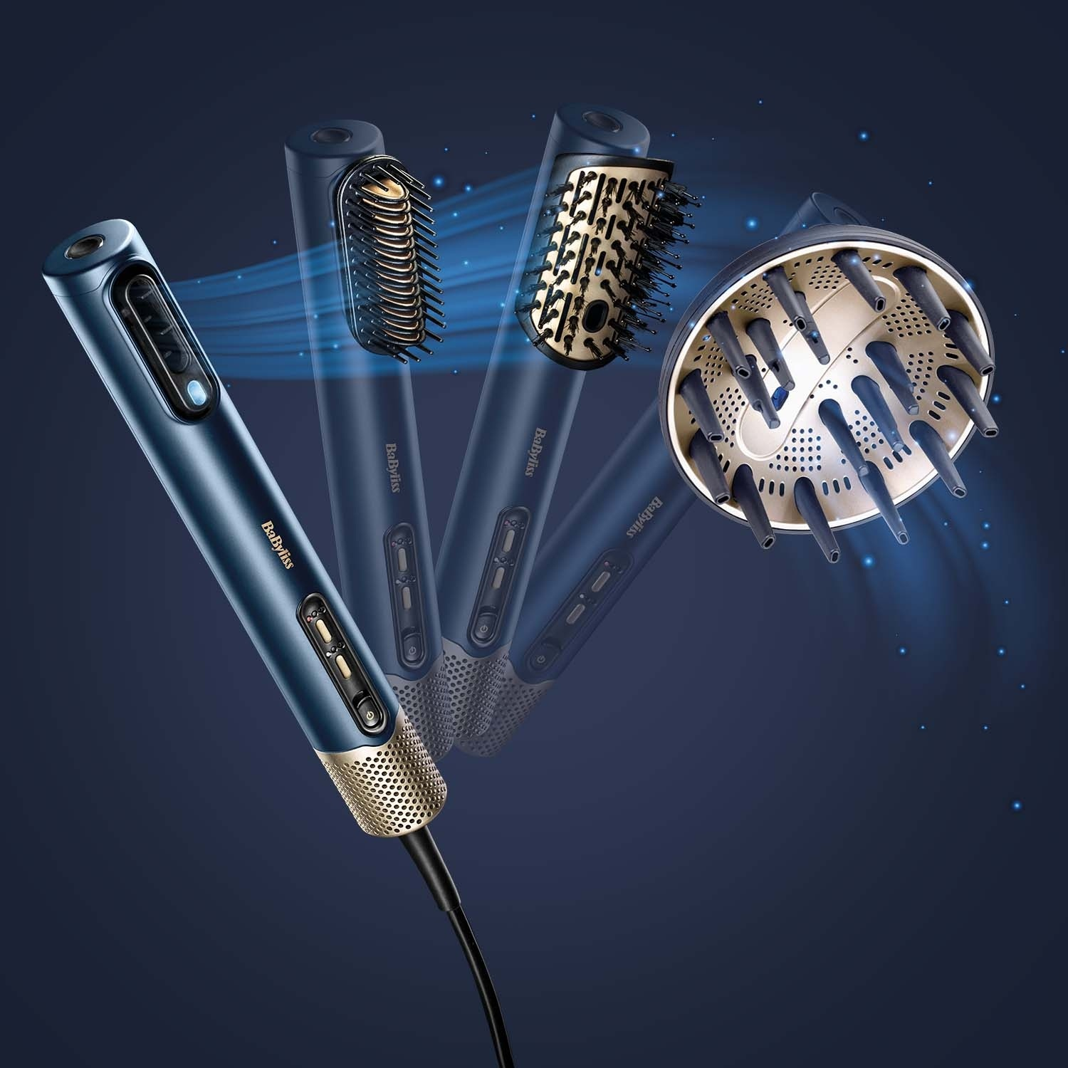 Narzędzia do stylizacji na niebieskim tle. Suszarka do włosów z nasadkami, w tym szczotkami i dyfuzorem. Narzędzia są granatowe i złote.