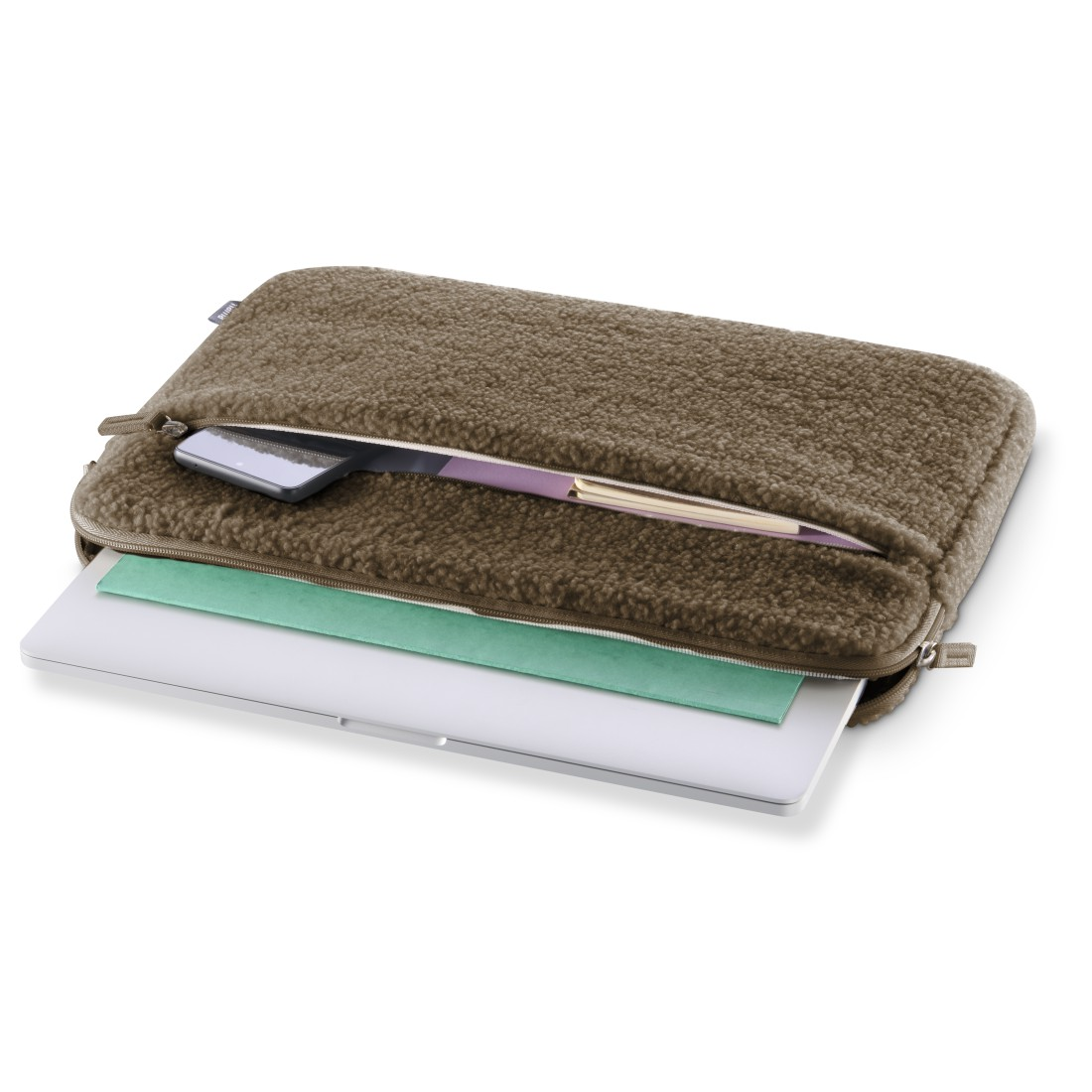 Eine braune, flauschige Laptoptasche mit Reißverschluss. Im Inneren sind ein Laptop, Papiere und ein Telefon sichtbar. Die Tasche befindet sich auf weißem Hintergrund.
