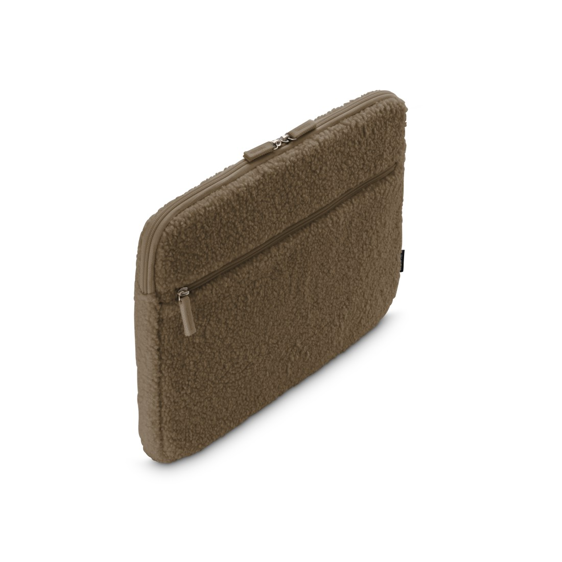 Eine braune, flauschige Laptoptasche mit Reißverschluss. Die Hülle befindet sich auf weißem Hintergrund. Sie hat ein kleines schwarzes Etikett an der Seite.
