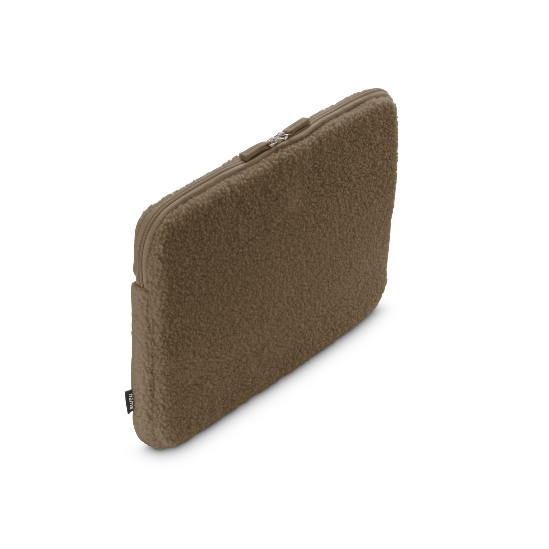 Eine braune, flauschige Laptoptasche mit Reißverschluss auf weißem Hintergrund. Die Tasche hat ein kleines Etikett mit der Aufschrift hama.