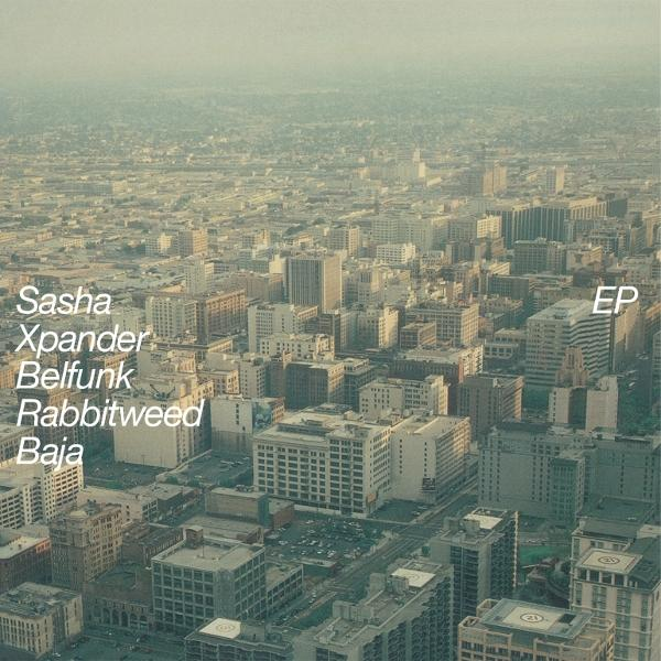 Luftaufnahme einer Stadt mit vielen Gebäuden. Text: Sasha, Xpander, Belfunk, Rabbitweed, Baja und EP.