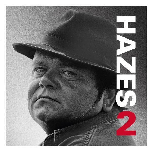 Schwarz-Weiß-Porträt eines Mannes mit Hut. Das Wort 'HAZES' ist vertikal in Weiß gedruckt, darunter eine rote '2'.