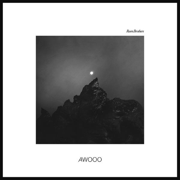 Schwarz-Weiß-Albumcover. Bergsilhouette unter hellem Mond. Text: Ruun Brothers, AWOOO.