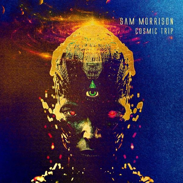 Abstrakte digitale Kunst eines Gesichts mit roten Augen, einem goldenen Kopf und einem kosmischen Hintergrund. Text: 'Sam Morrison Cosmic Trip'.