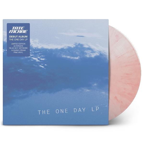 Albumcover: Blaue Himmelskunst mit Wolken. Rosa Vinyl-Schallplatte rechts. Text: Tate McRae, The One Day LP, limitierte Auflage.