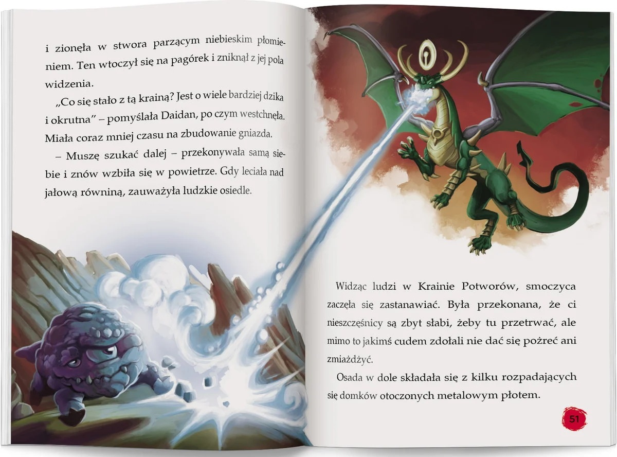 Zielony smok wydycha niebieską wiązkę. Potwór jest na pierwszym planie. Domy i płot w tle.