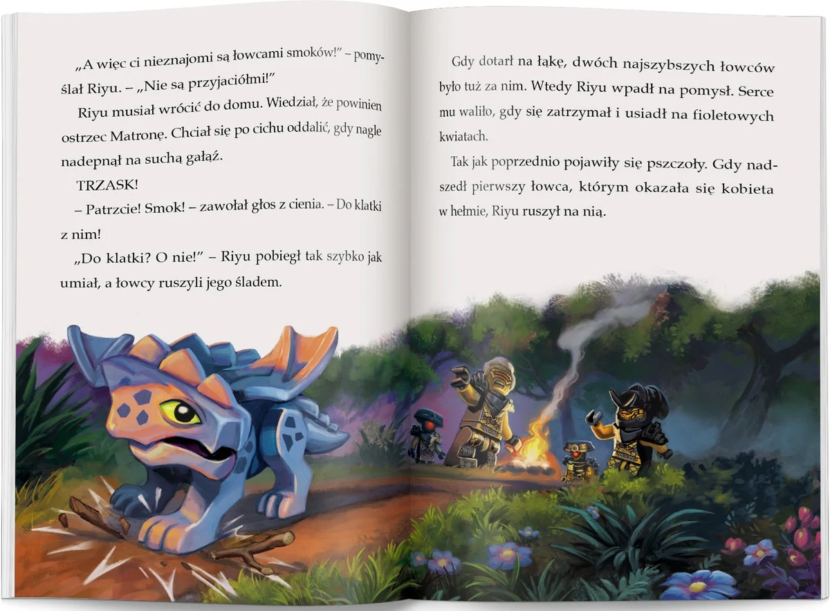 Niebiesko-pomarańczowy smok patrzy w lewo. Po prawej postacie wokół ogniska w lesie.