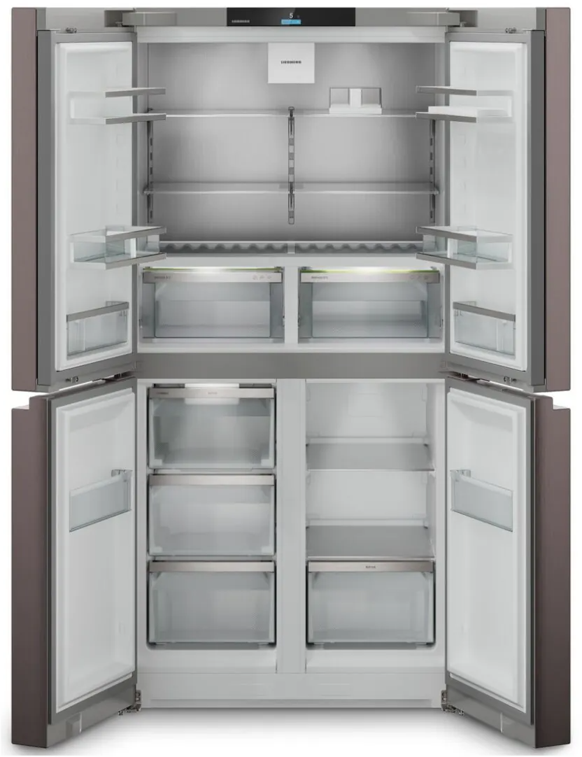 Offener Kühlschrank, Edelstahl, vier Türen. Regale und Schubladen sind sichtbar. Liebherr-Logo oben.