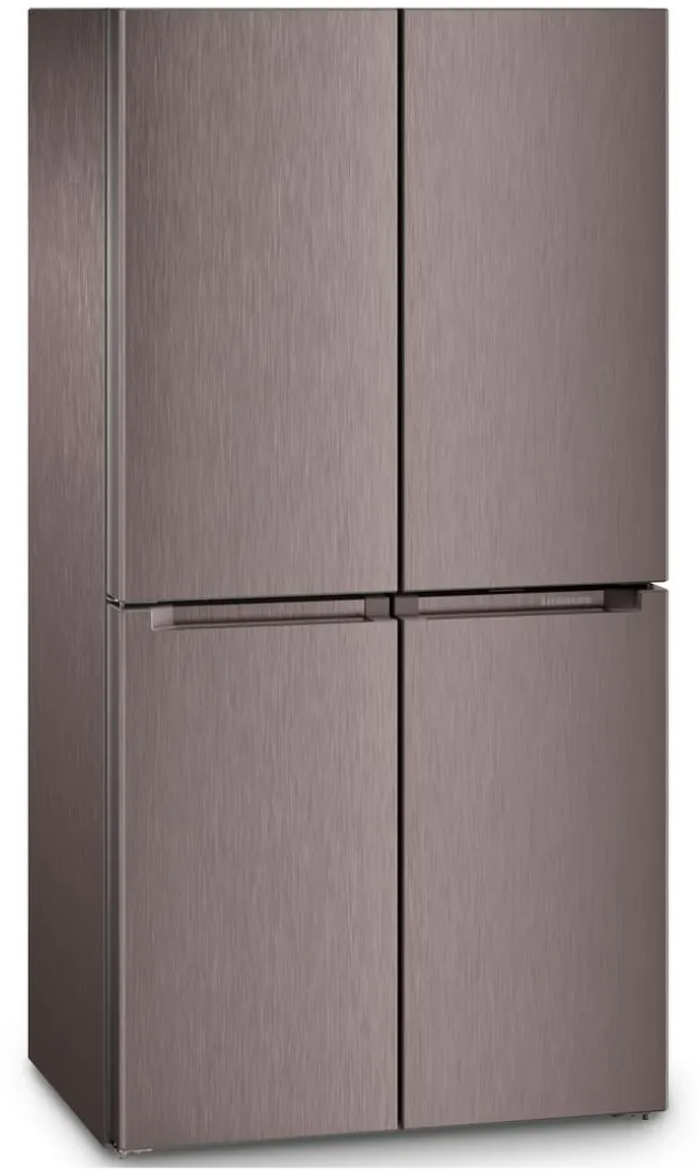 Ein Kühlschrank aus Edelstahl mit vier Türen wird gezeigt. Die Türen haben horizontale Griffe. Die Oberfläche ist gebürsteter Stahl.
