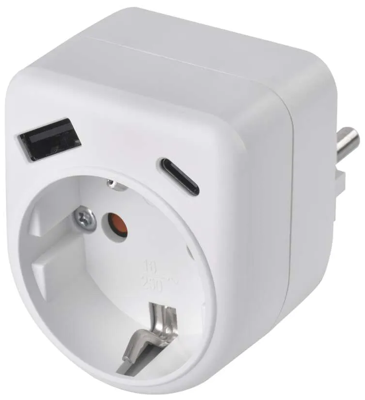 Fehér hálózati adapter európai dugóval, USB portokkal és aljzattal. Közeli felvétel fehér háttéren.