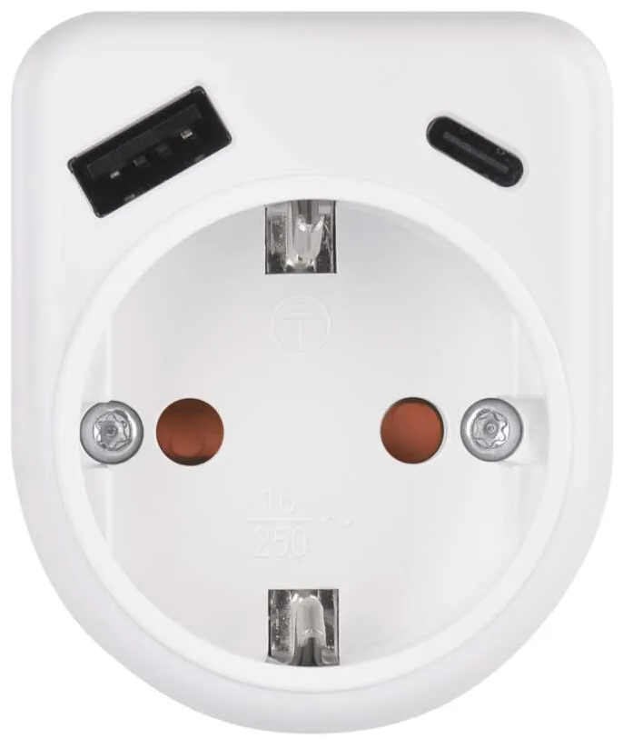 Fehér hálózati adapter európai dugóval, USB és USB-C portokkal. Két csavarlyukat és két kerek lyukat tartalmaz.
