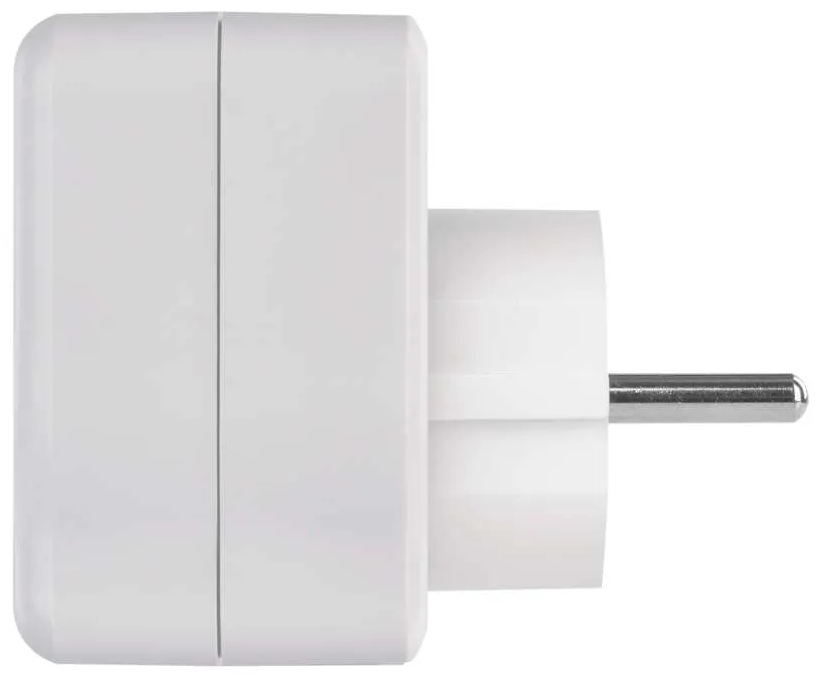 Fehér elektromos dugaszadapter, ferde nézetben. Téglalap alakú teste és kerek dugója van, fémcsappal.