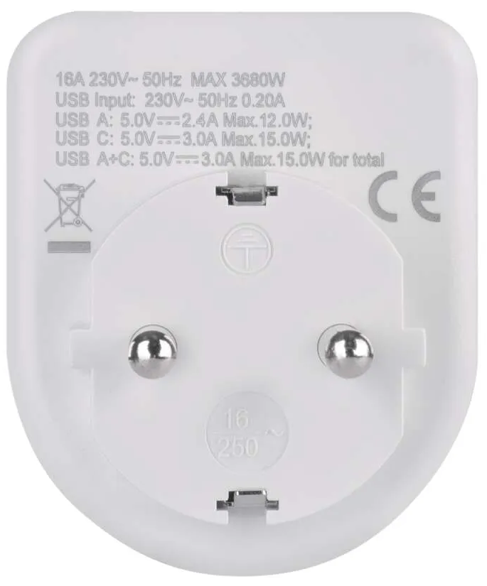 Fehér hálózati adapter három csatlakozóval. Nyomtatott specifikációkkal és CE-jelzéssel rendelkezik. Az adapter USB portokkal rendelkezik.