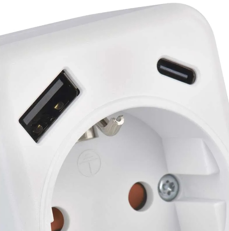 Közelkép egy fehér elektromos aljzatról fekete USB portokkal. Az aljzatnak két lyuka és egy földelőcsapja van.