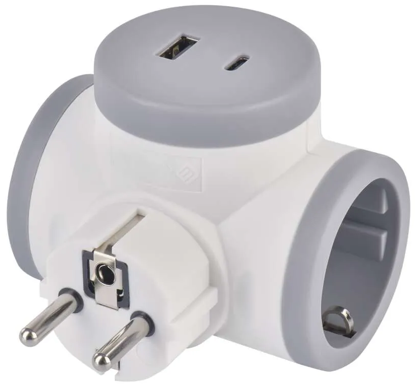 Egy fehér és szürke hálózati adapter, három aljzattal, egy dugóval és két USB-porttal. Fehér háttéren.