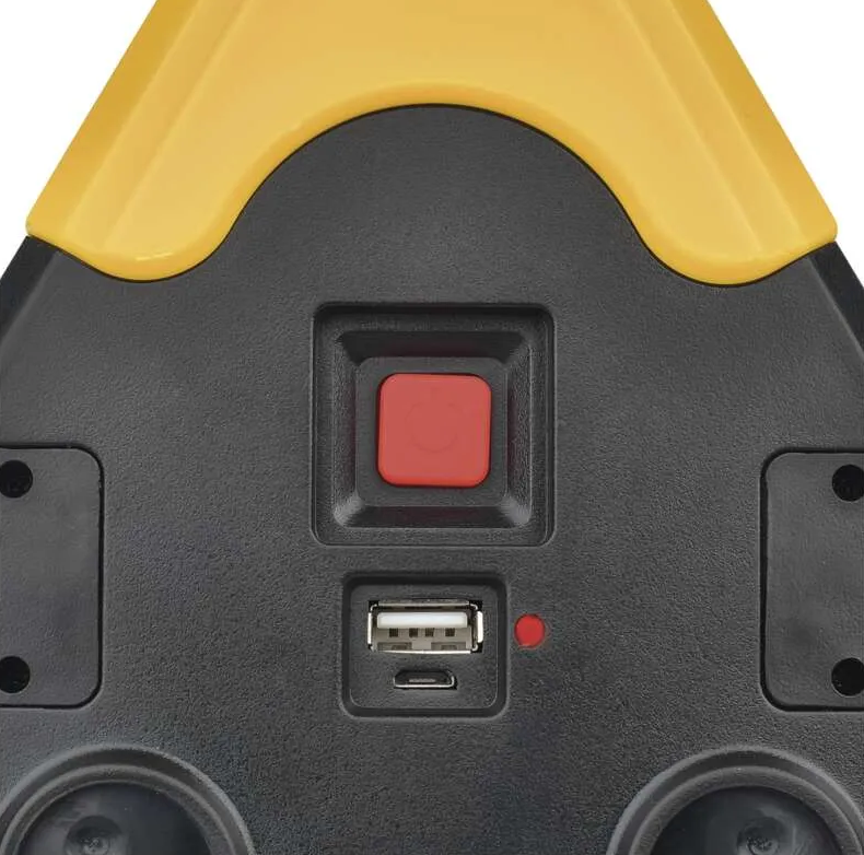 Egy fekete és sárga eszköz közeli képe. Piros gomb, USB port és egy kis piros fény látható elöl.