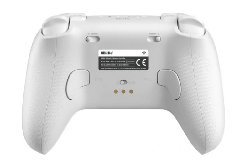 Tył białego kontrolera do gier. Posiada przyciski, przełącznik i etykietę z nazwą marki. Projekt jest ergonomiczny.