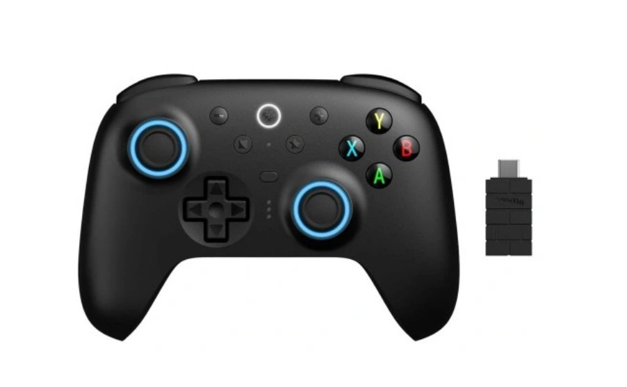 Czarny kontroler do gier z niebieskimi pierścieniami joysticków, kolorowymi przyciskami i odbiornikiem USB na białym tle.