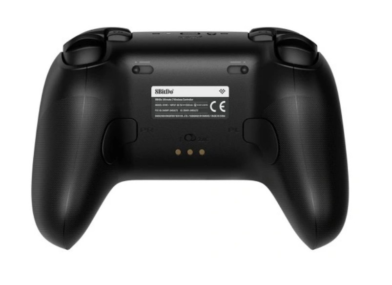 Czarny kontroler bezprzewodowy z przyciskami, spustami i etykietą produktu. Widoczne oznakowanie CE.