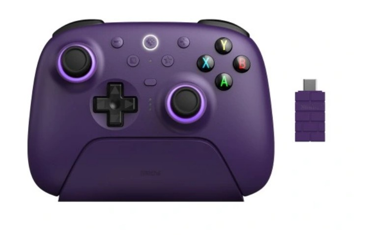 Fioletowy kontroler do gier z przyciskami, joystickami i małym odbiornikiem USB. Ma nowoczesny design.