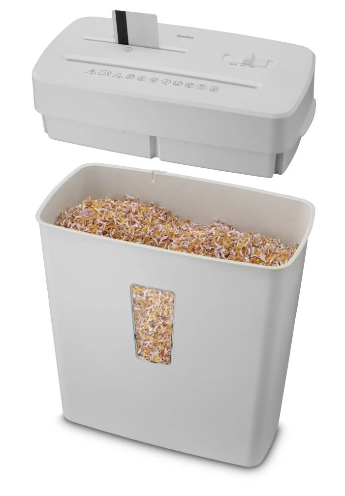 Biała niszczarka do papieru z wkładaną kartą kredytową. Niszczarka znajduje się nad pojemnikiem wypełnionym pociętym papierem.