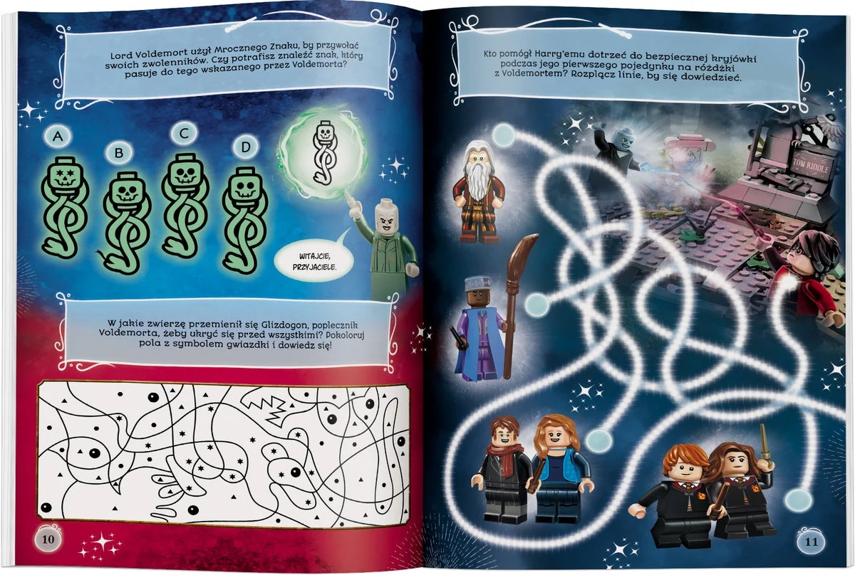Otwarta strona książki z figurkami Lego, w tym Voldemortem, Harrym Potterem i innymi. Widoczny jest labirynt i symbole Mrocznego Znaku.