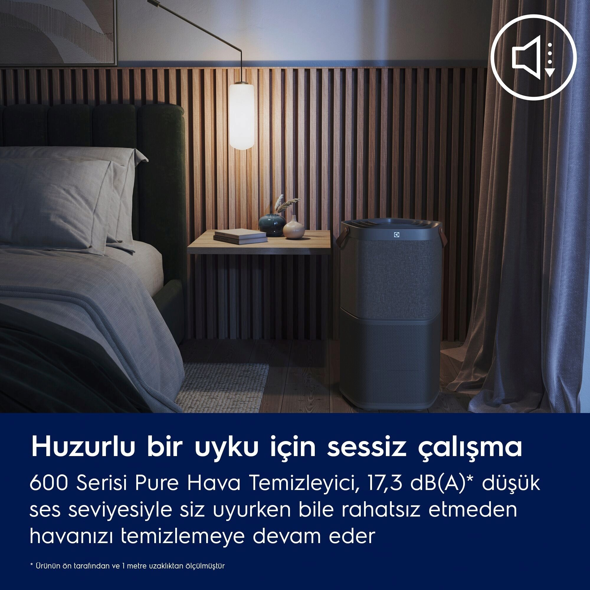 Yatak, komodin ve hava temizleyici bulunan bir yatak odası. Sağ üst köşede bir ses simgesi var.
