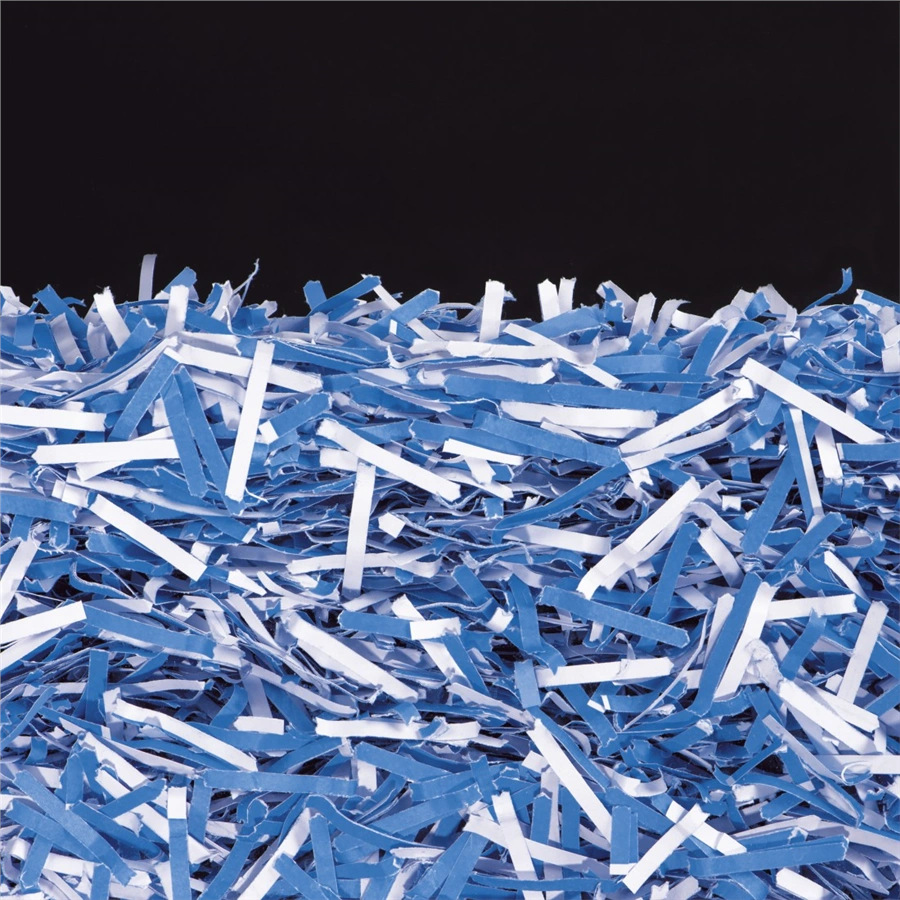 Obraz przedstawia pocięty papier, niebieskie i białe paski, wypełniające dół. Czarne tło u góry. Zbliżenie.