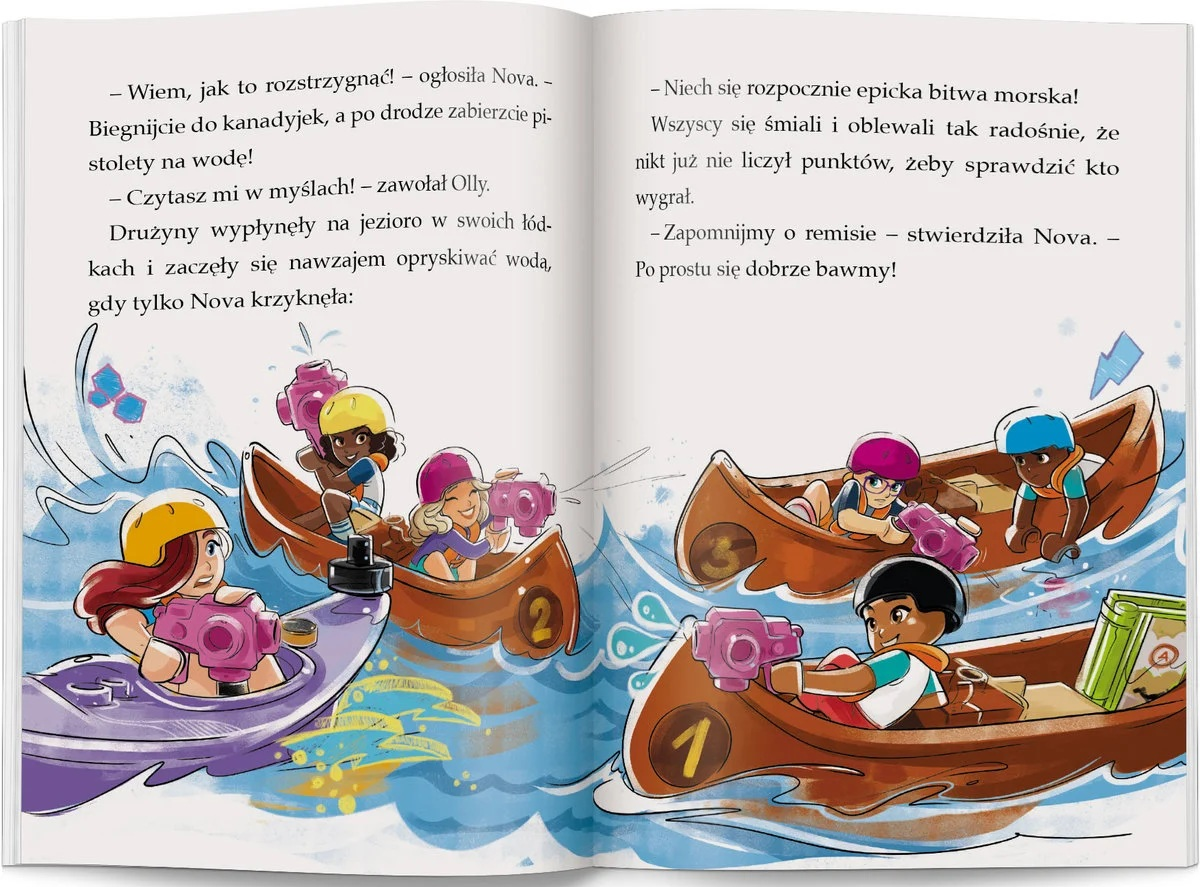 Ilustracja przedstawia dzieci w kajakach, strzelających z pistoletów na wodę. Scena rozgrywa się na jeziorze z falami. Na kajakach są numery.