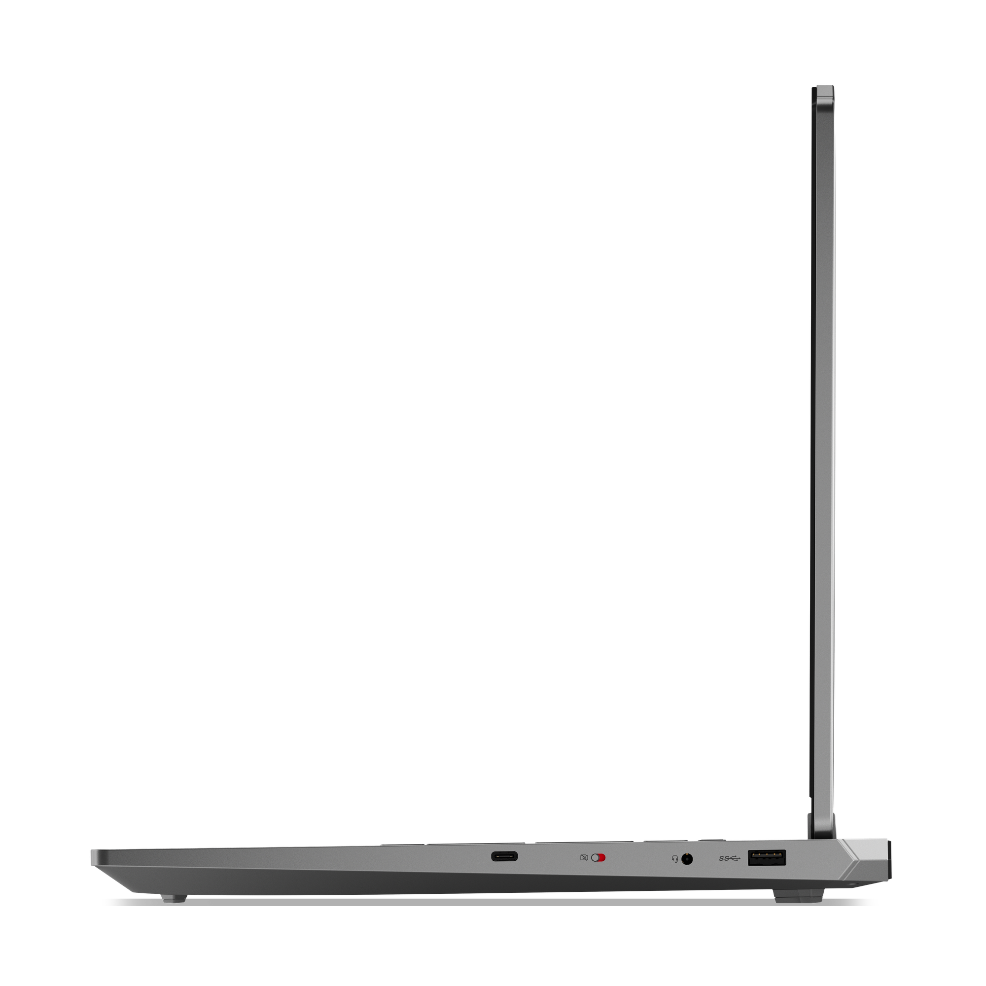 Widok z boku srebrnego laptopa. Ekran jest otwarty. Widoczne są różne porty z boku.